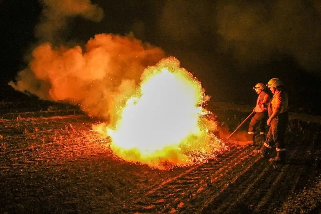 Ein abgeerntetes Getreidefeld hat am späten Sonntagabend in Teschendorf gebrannt. Die Feuerwehr war bis Mitternacht mit 76 Kräften im Einsatz.