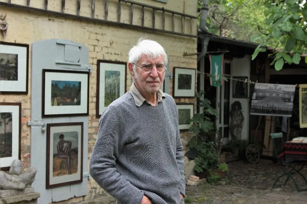 Kritisch bleiben: Manfred Butzmann in seinem Hof in Bornim.