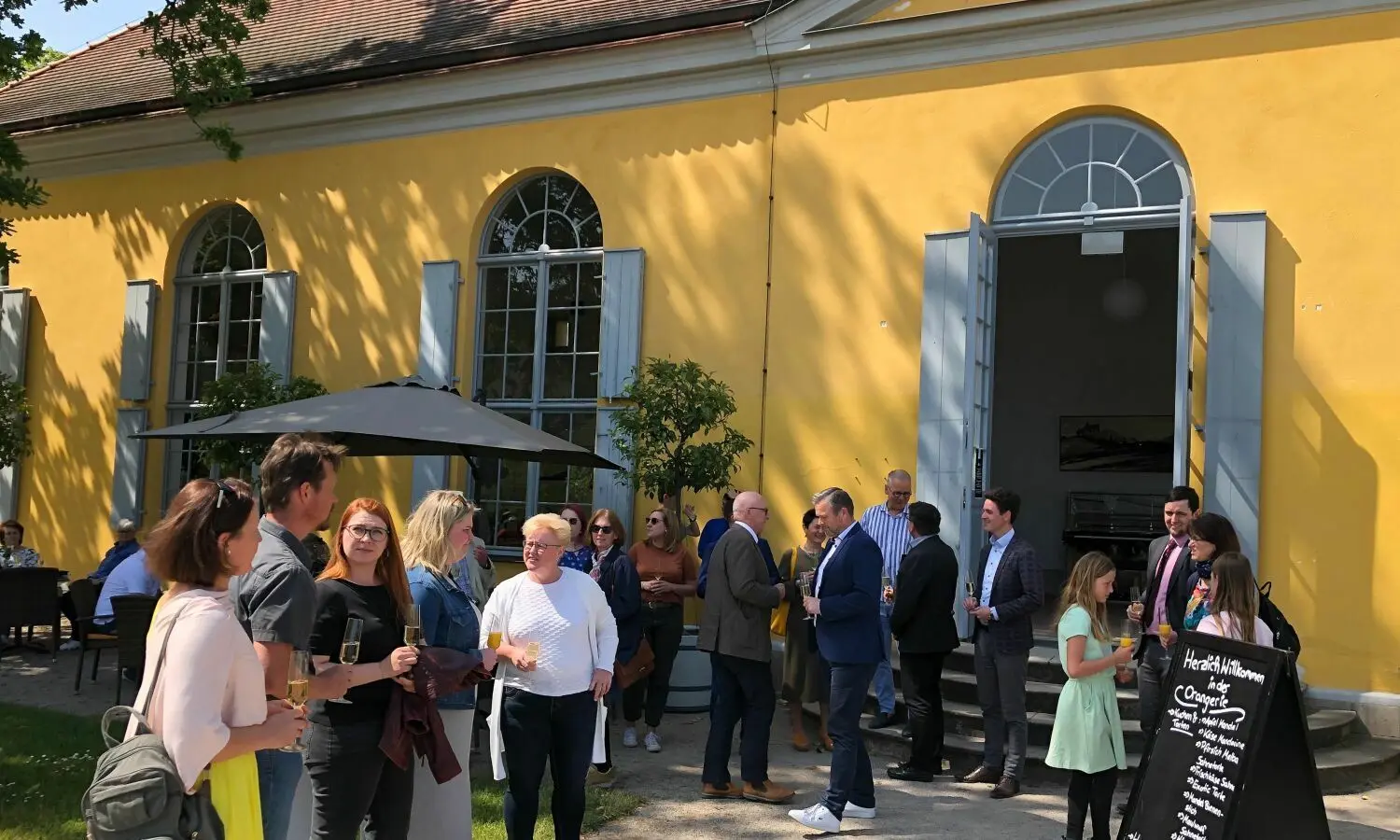 Pünktlich zum Pfingstwochenende 2023 hat die Orangerie im Klostergarten Neuzelle geöffnet. Auch am Pfingstmontag ist geöffnet.