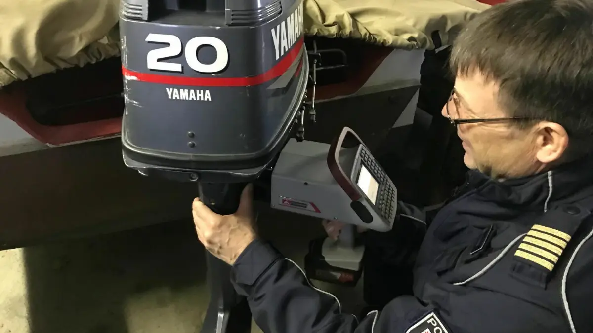 Bootsmotoren vor Diebstahl schützen: Polizeihauptmeister Martin Frösche von der Wasserschutzpolizei Hohensaaten in Bad Saarow setzt das Prägegerät an.
Bootsmotoren prägen: Polizeihauptmeister Martin Frösche von der Wasserschutzpolizei Hohensaaten in Bad Saarow