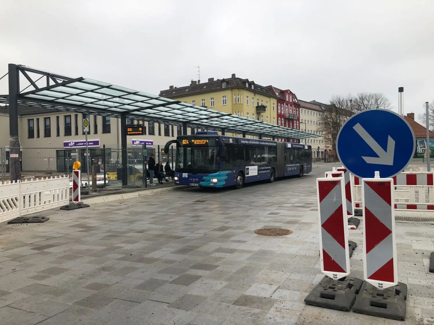 Die Stralsunder Straße wird wegen Pflasterarbeiten ab Montag, 8. März, für voraussichtlich zwei Monate für den Verkehr gesperrt. Die neuen Bushaltestellen können deshalb nicht angefahren werden.