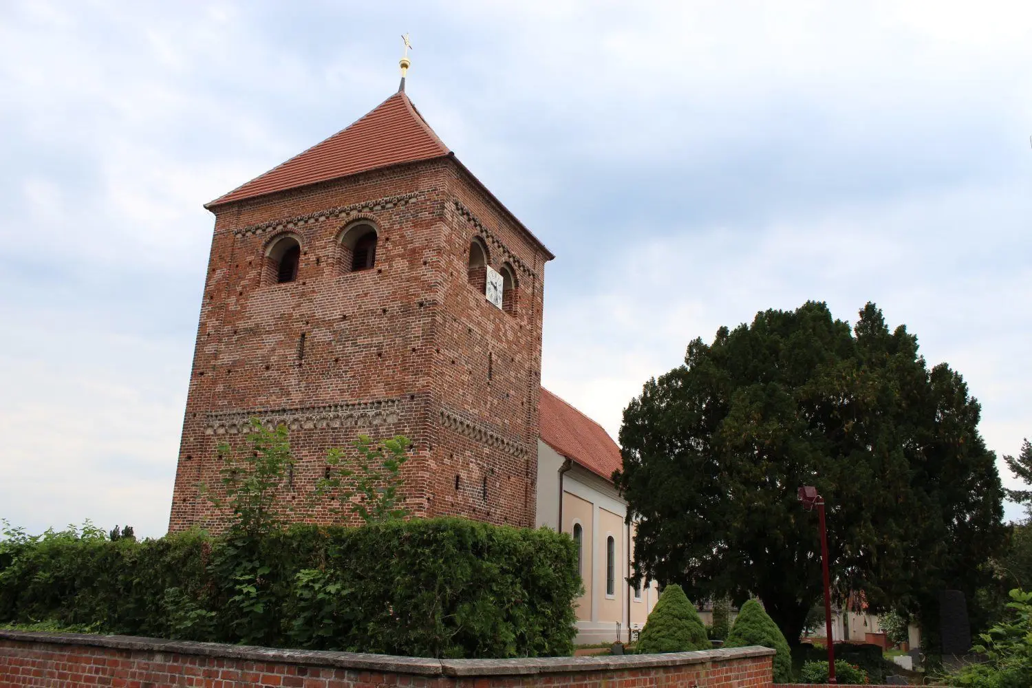 Die Dorfkirche in Hohennauen: Nach erfolgter Sanierung ist sie seit Pfingsten 2020 wieder in Betrieb. Ein Wiedereröffnungsfest sollte im Mai gefeiert werden, das wegen Corona aber ins nächste Frühjahr verschoben ist.
