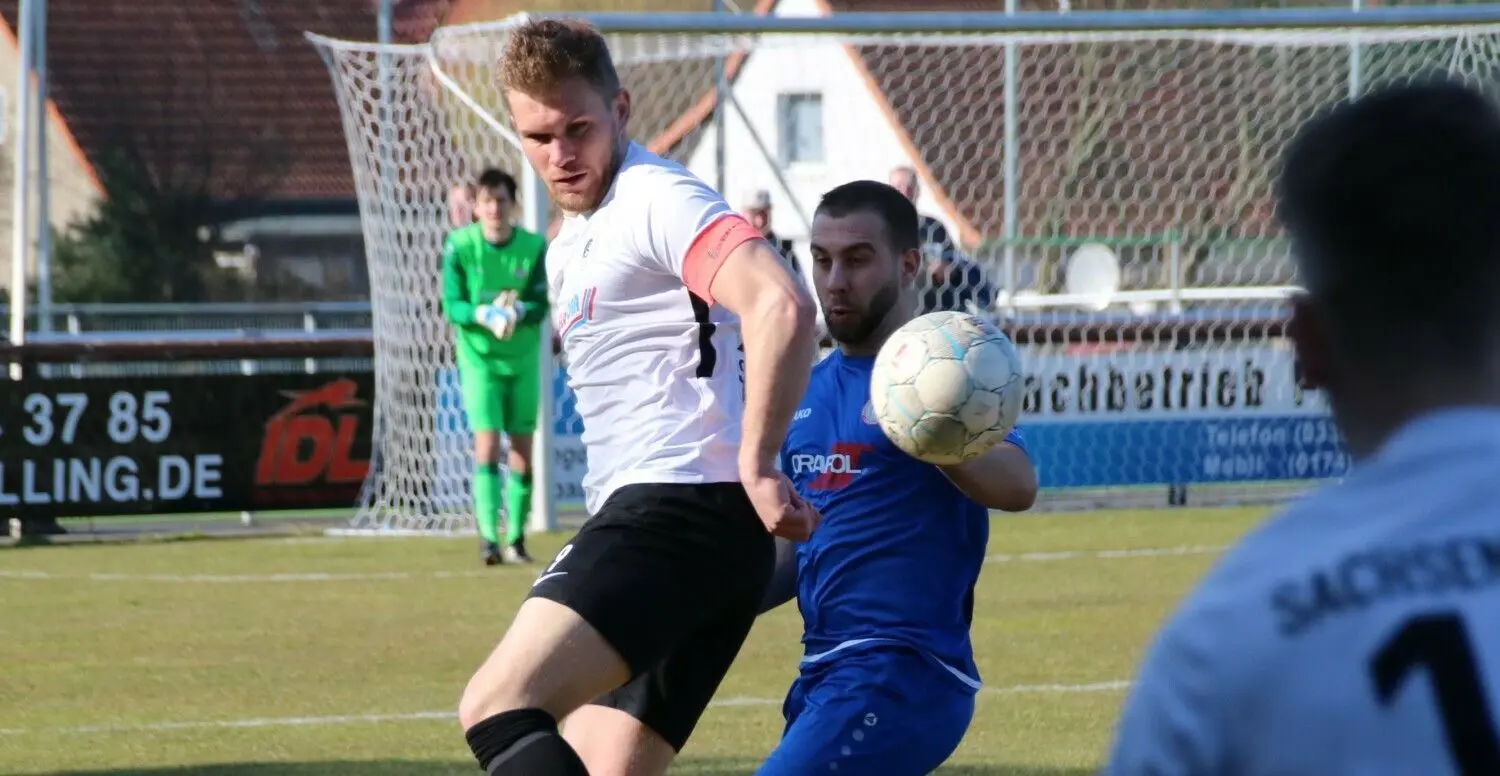 TuS-Kapitän Andor Müller (links, hier gegen David Waclawczyk) hat dem Derby häufig seinen Stempel aufgedrückt: vergangene Saison lief jedoch viele zugunsten des OFC.