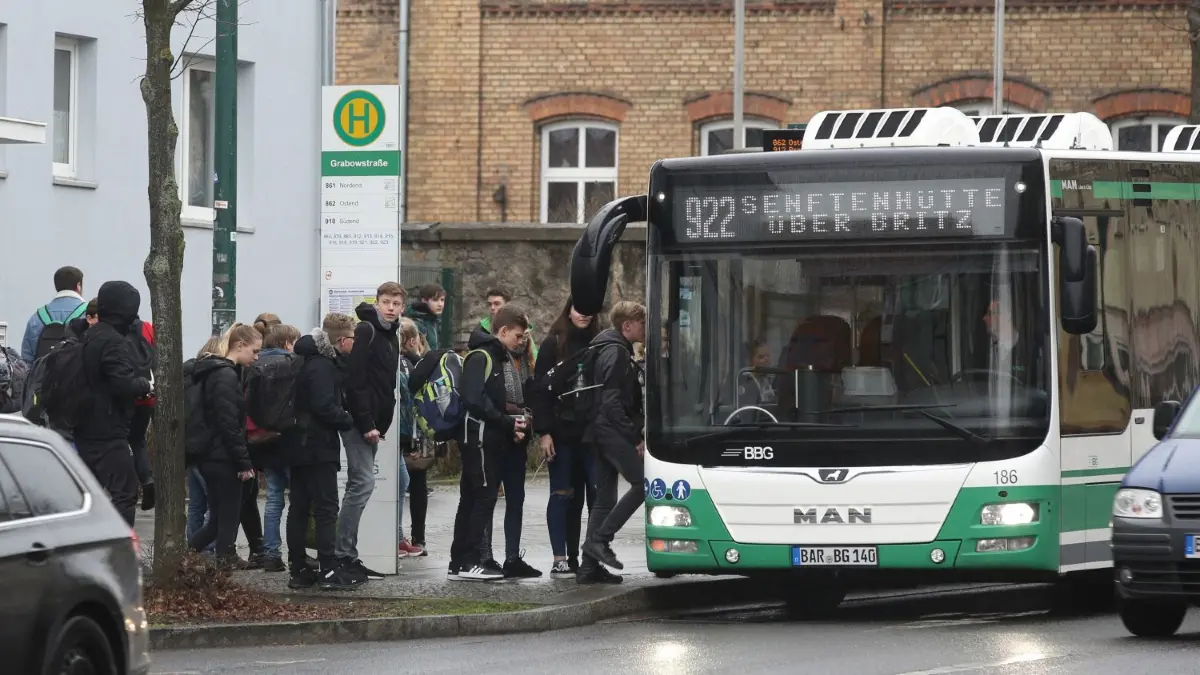 Volle Busse: Die Schüler steigen im Barnim in vielen Ecken in übervolle Schulbusse ein. Es gibt klar Forderungen nach Verbesserungen.
Schüler steigen an der Haltestelle Grabowstraße in einen Bus der Linie 922 ein. 20.02.2020