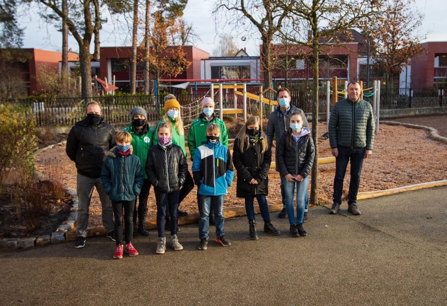 Zusammen mit Bürgermeister Steffen Apelt, Baubeteiligten, Mitgliedern des Fördervereins der Schule und Schülern wurde der Kletterparcours am Dienstagmorgen eröffnet.