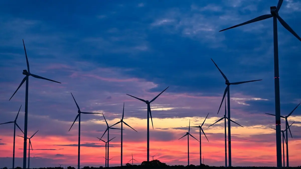 Erzeugt Ärger: Geplanter „Windpark Sonnenburg“ zwischen Rathsdorf, Lüdersdorf, Biesdorf, Altranft und Sonnenburg bei Bad Freienwalde.
04.06.2022, Brandenburg, Sieversdorf: Zur goldenen Stunde, etwa eine Stunde vor Sonnenaufgang, drehen sich die Rotorblätter von Windenergieanlagen im Wind. Das Land Brandenburg nimmt Platz 2 in der Rangliste der Bundesländer mit der größten installierten Leistung bei Windenergieanlagen ein. So wird gut ein Drittel des Strombedarfs aus Wind gewonnen. Mit über 7.400 MegaWatt (MW) installierter Gesamtleistung nimmt Brandenburg heute nach Niedersachsen den zweiten Platz ein. Foto: Patrick Pleul/dpa +++ dpa-Bildfunk +++