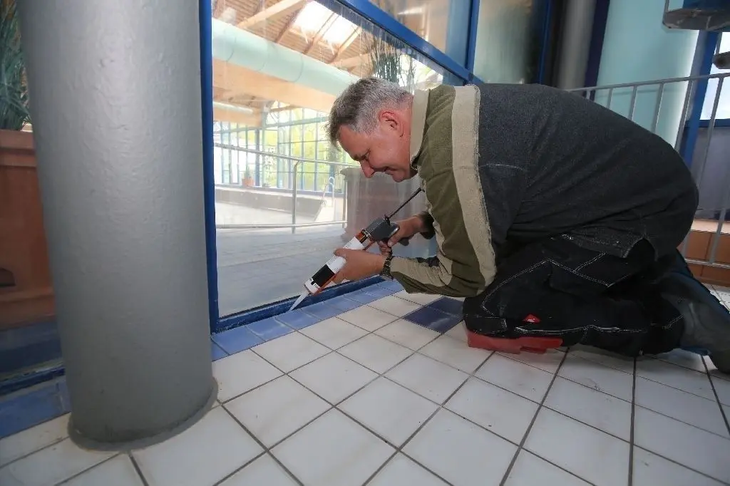 Zwangspause genutzt für Wartungsarbeiten, hier Fliesenleger Arco Werlitz im Freizeitbad.