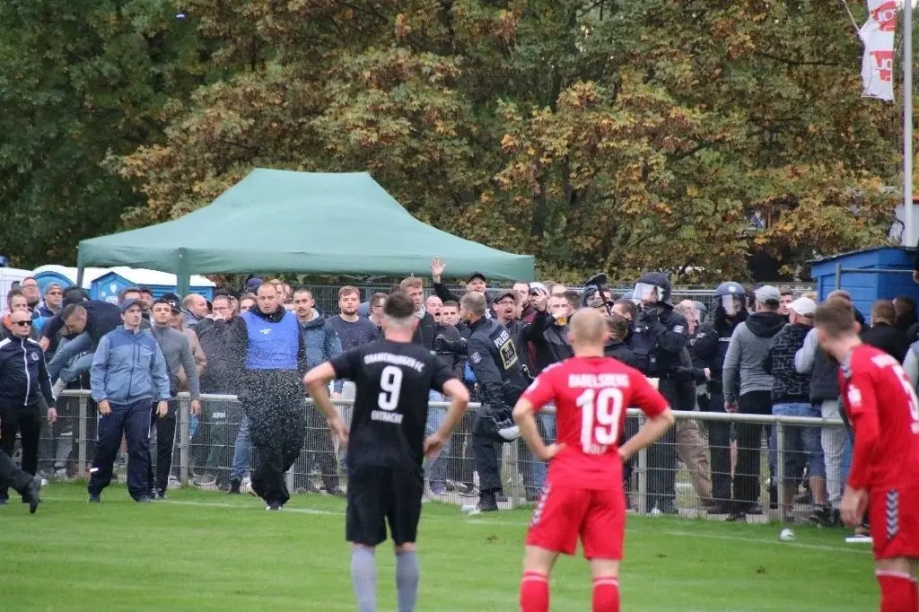 Nach heftigen Wortwechseln flogen auch Bierbecher. Die Spieler wurden sicherheitshalber in die Kabinen geschickt.