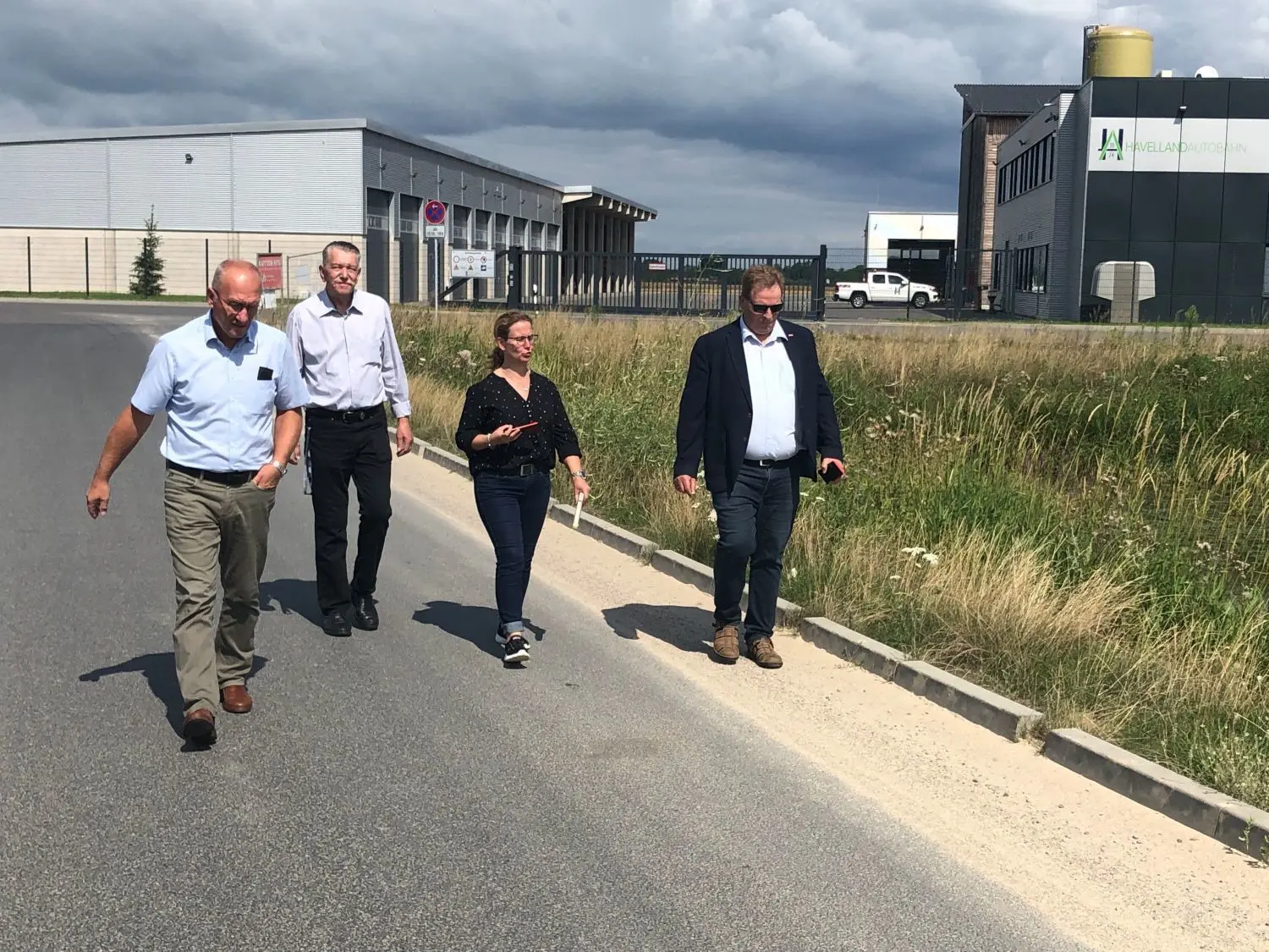 Unterwegs im Gewerbepark Vehlefanz: Oberkrämers Bürgermeister Peter Leys, Karsten-Peter Schröder, Dana Bosse und der SPD-Landtagsabgeordnete Andreas Noack (von links).