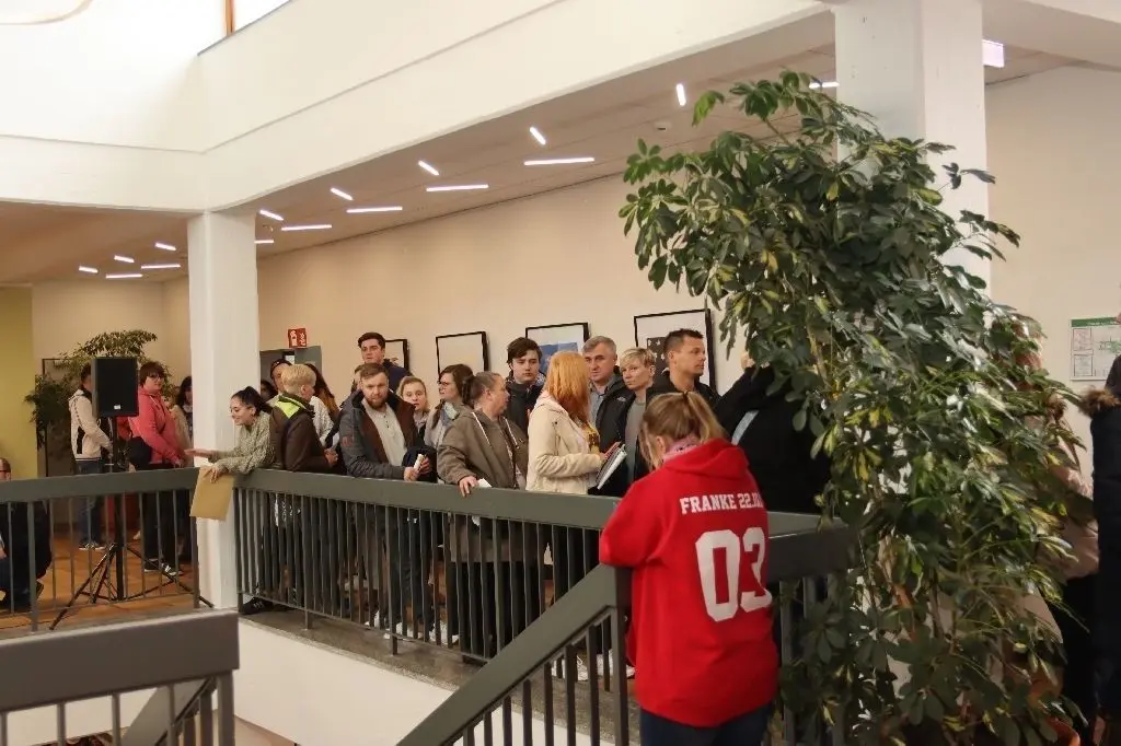Lange Schlangen vor dem Büro der Schulleitung. Die Nachfrage nach Ausbildungsmöglichkeiten in Lobetal ist riesig.