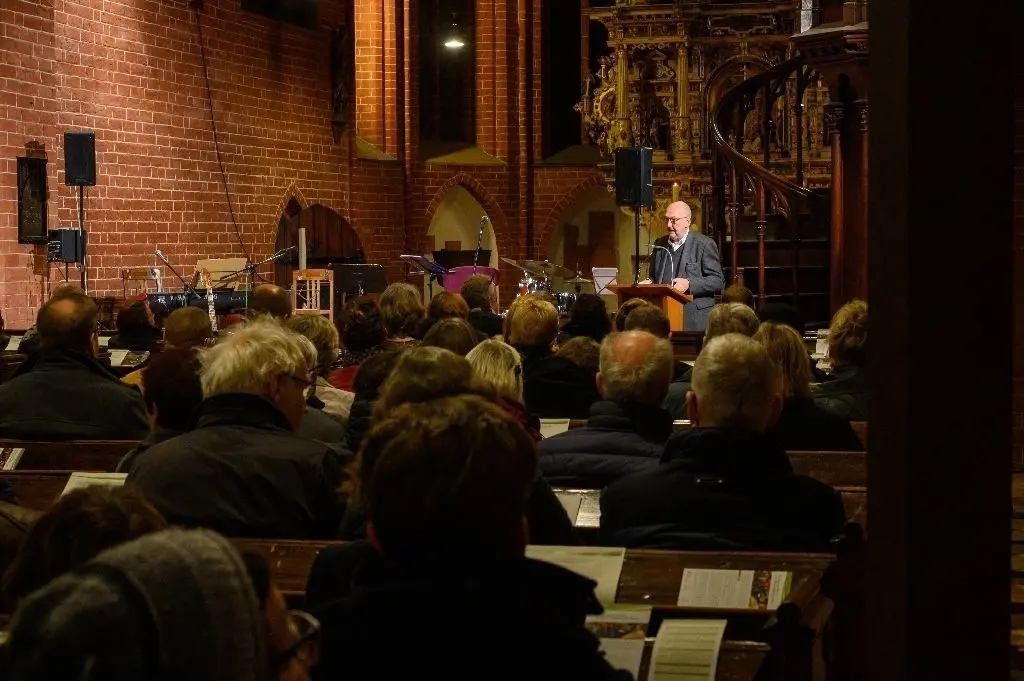 Volles Haus: Wie vor 30 Jahren war die Maria-Magdalenen Kirche gut gefüllt. Der Eberswalder Bürgermeister Friedhelm Boginski erinnerte an die damalige Protestbewegung in der Stadt, die in der Kirche ihren Anfang nahm.