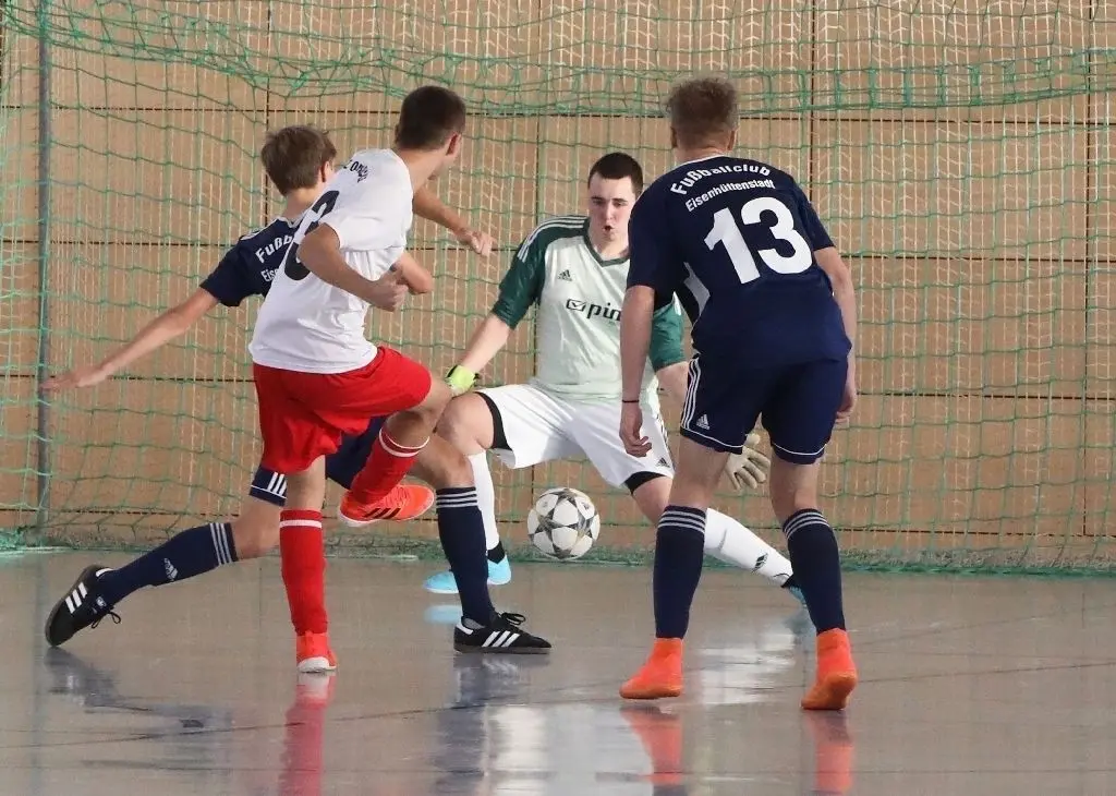 Nachbarschaftsduell: Die A-Junioren des FC Eisenhüttenstadt und FWZ Oderkicker mit den Eisenhüttenstädtern Tom Wernicke (8, hinten links), Jonas Knespel (im Tor) und Lukas Völker (13, rechts) sowie Liam Adler (3, vorn links) vom FWZ trennen sich 1:1.