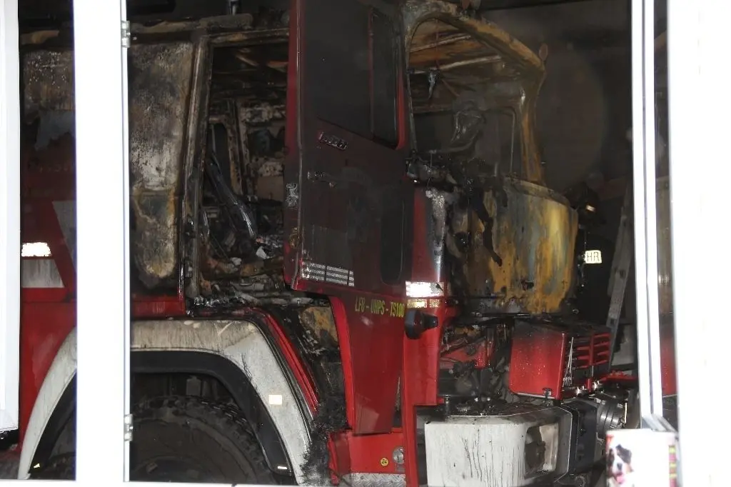 Auch das Löschfahrzeug stand in Flammen...