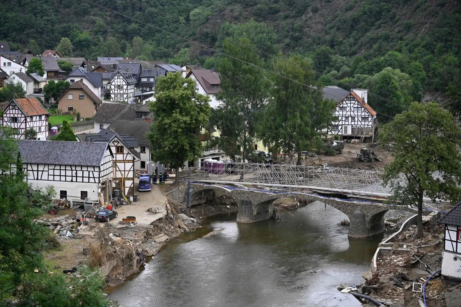 In der Nähe von Bad Neuenahr wird eine zerstörte Brücke provisorisch wieder hergerichtet.