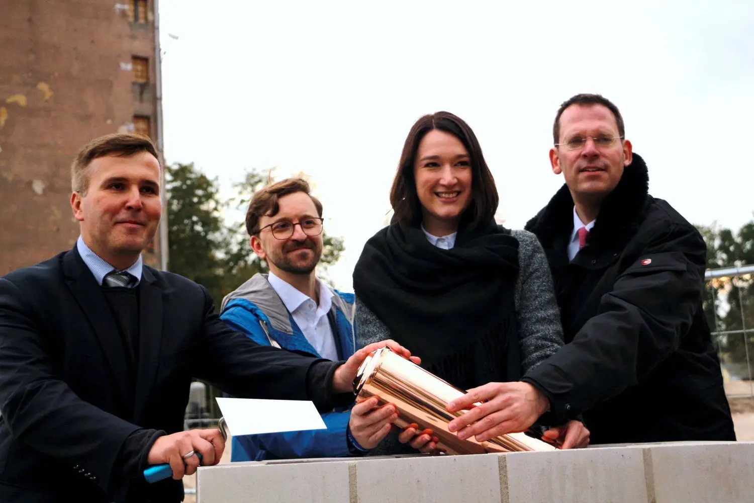 Bei der Grundsteinlegung im Oktober 2018 war die Stimmung noch gut (v.l.): Bürgermeister Alexander Laesicke, Architekt Dennis Hawner, die damalige Projektleiterin Kathrin Hildebrandt und TAS-Geschäftsführer Peter Schwarz