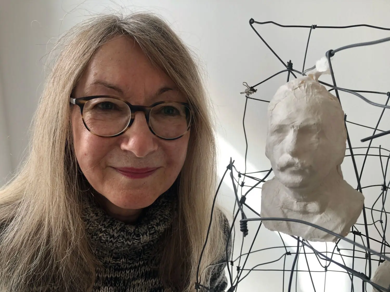 Foto mit Fontane: Astrid Weichelt hat in ihrer Skulptur „Beziehungsgeflecht“ Büsten von Menschen, mit denen Gerhard Hauptmann sich beschäftigt hat, in ein Drahtgestell gehängt.