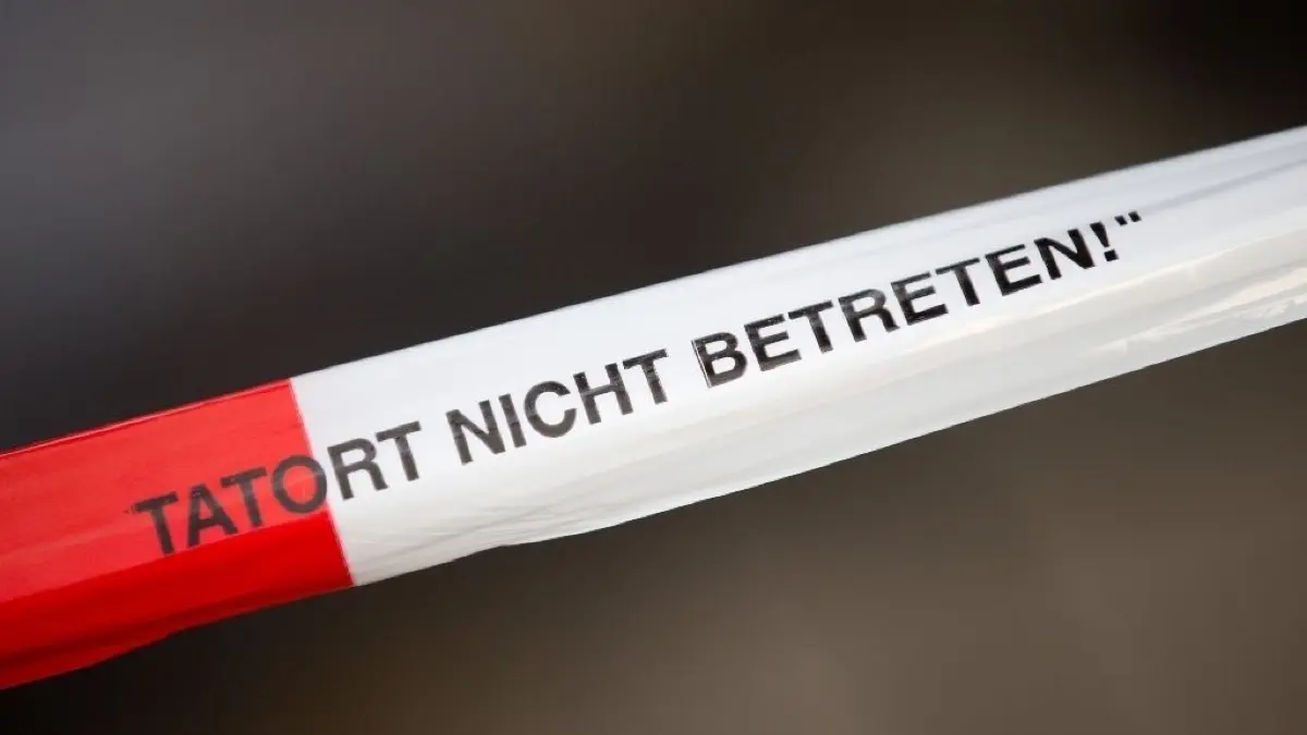 Symbolbild
ARCHIV - Ein Absperrband der Polizei mit der Aufschrift "Tatort nicht betreten!" ist am 26.09.2013 in Berlin zu sehen. Foto: Kay Nietfeld/dpa +++(c) dpa - Bildfunk+++