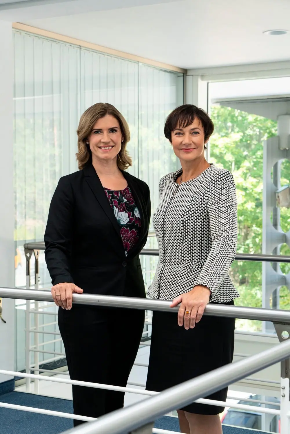 Freuen sich über gestiegene Einnahmen: Anja Bohms, Geschäftsführerin der Land Brandenburg Lotto GmbH  und Co-Geschäftsführerin Kerstin Kosanke