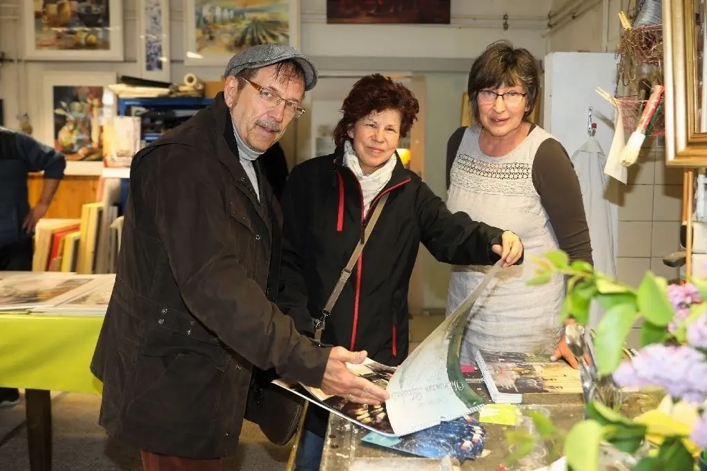 Gäste aus Rathenow schauten sich zur Aktion "Offenes Atelier" in den Arbeitsräumen von Jordis Hammer in Gülpe um.