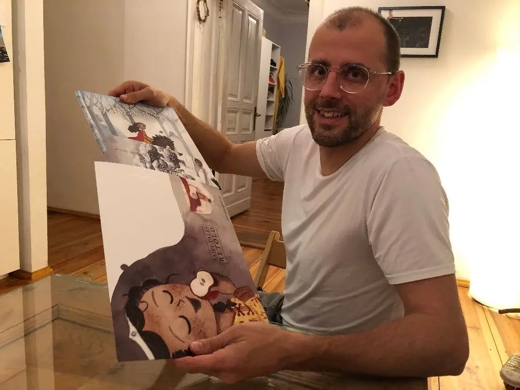 Ein Vater greift durch: Stephan Kalinski verschickt die Bücher auch selbst. "Schneewittchen und die sieben Zwerge" ist der Auftakt zur neu erzählten Buchserie "Fairy Tales Retold".