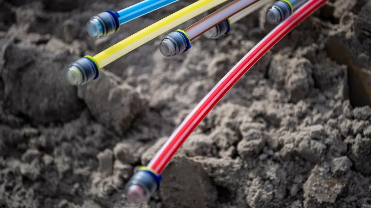 Rund um Hennigsdorf und Velten kommt es seit Freitagvormittag (31. August) zu Störungen bei Internet, Telefonieren und Fernsehen. Ein Glasfaserkabel wurde zerstört.
ARCHIV - 08.04.2021, Niedersachsen, Leer: Glasfaserkabel liegen auf einer Baustelle. (zu dpa «Der Streit um das schnelle Internet an jeder Milchkanne») Foto: Sina Schuldt/dpa +++ dpa-Bildfunk +++