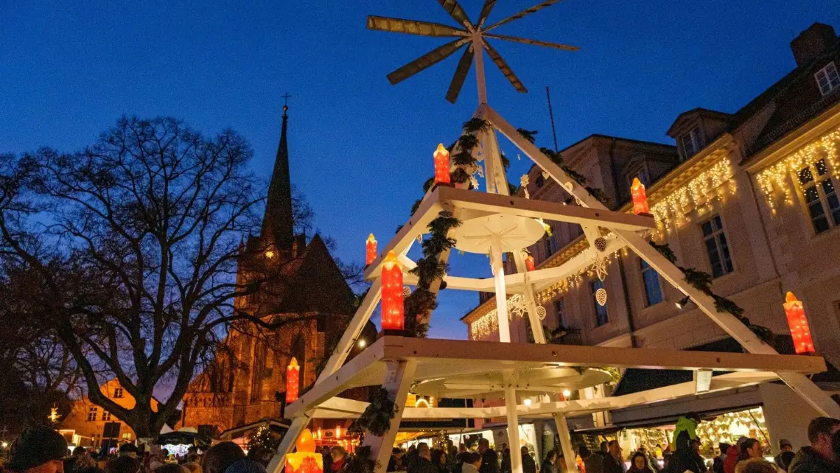 Weihnachtsmarkt mit Pyramide in Bad Freienwalde, 2019: Traditionen, die zu Weihnachten gehören. Doch welche historischen Weihnachtsbräuche aus dem Oderland kennen wir heute nicht mehr? (Archivbild)
Weihnachtsmarkt Bad Freienwalde am 21.12.2019: