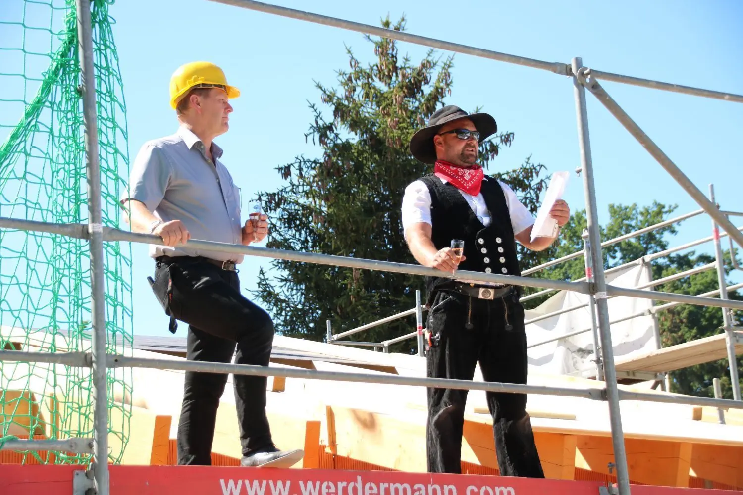 Im August 2020 konnte Bürgermeister Bodo Oehme (li.) Richtfest für die Kita Sonnenschein II feiern, im September 2021 soll der Bau fertig sein.