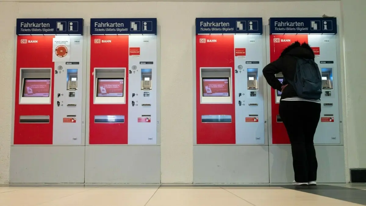 Preise steigen im Frühjahr: Der Verkehrsbund Berlin-Brandenburg (VBB) hat in seiner Aufsichtsratssitzung beschlossen, die Preise für Tickets ab April 2023 zu erhöhen. Gilt es auch in Berlin? (Symbolfoto)
28.09.2022, Sachsen, Dresden: Eine Frau steht im Hauptbahnhof an einem Fahrkartenautomaten. Der Aufsichtsrat der Deutschen Bahn AG kommt am 28.09.2022 zusammen. Foto: Sebastian Kahnert/dpa +++ dpa-Bildfunk +++