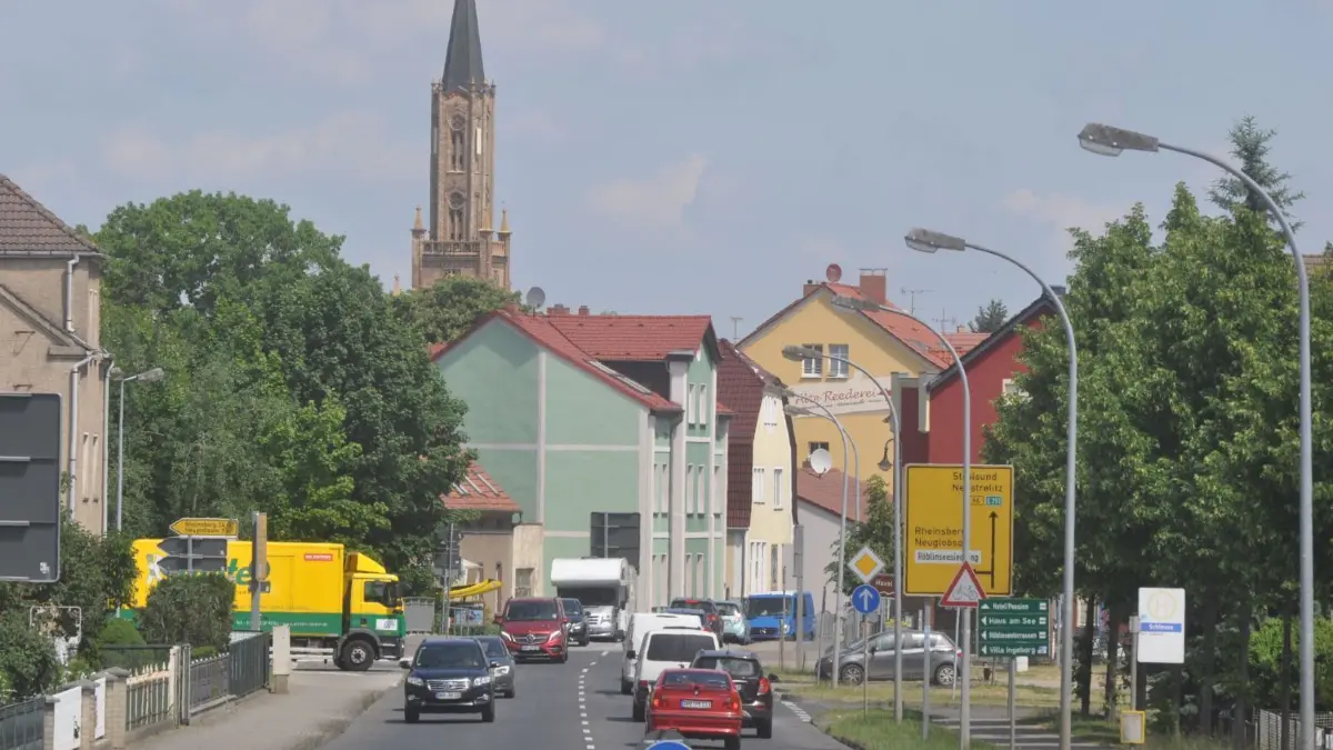 Viel Verkehr: In Fürstenberg setzt man auf eine Ortsumgehung und das schon seit Jahren. Immer wieder verzögerten sich die Planungen.
Fürstenberg 11.06.2021 B 96 B96 Ortsdurchfahrt Berliner Straße , Foto: Matthias Henke