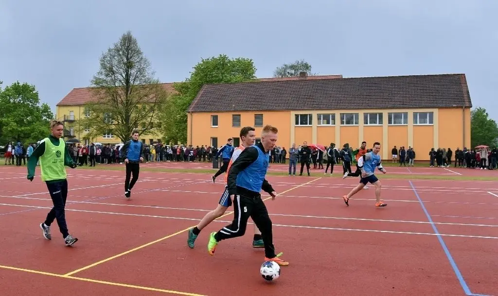 Probe-Kicken: Im Regen testeten Schüler der oberen Klassen der Seelower Bertolt-Brecht-Oberschule den neuen Kunststoffplatz. Das Wetter wurde später besser, so dass dann auch das geplante Sportfest stattfinden konnte.