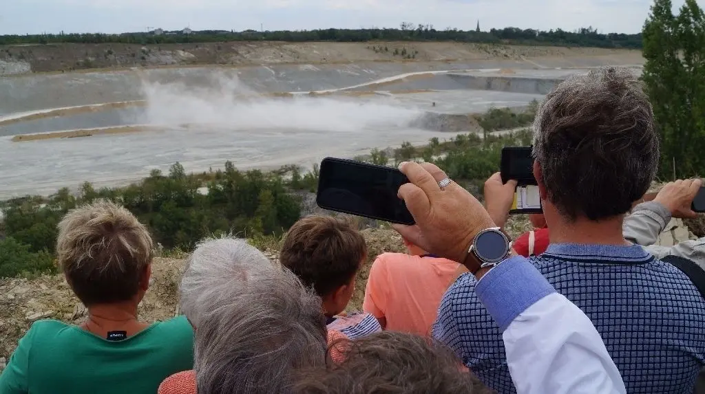 Begehrtes Fotomotiv: Bei der Schausprengung im Cemex-Tagebau wurden am Sonnabend 9800 Tonnen Kalkstein gewonnen.