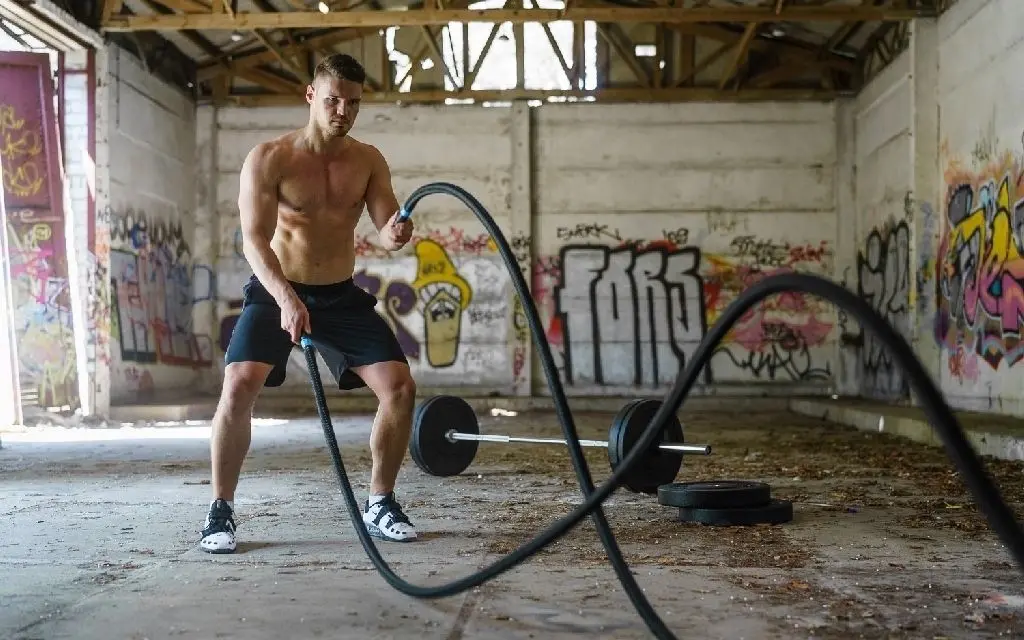 Yannick Schindel studierte Sportwissenschaften und machte eine Ausbildung zum professionellen Athletiktrainer an der Sportfachschule Köln. Seit knapp einem Jahr arbeitet er als Personal Trainer. Mit "YS Performance" habe er sein Glück gefunden.