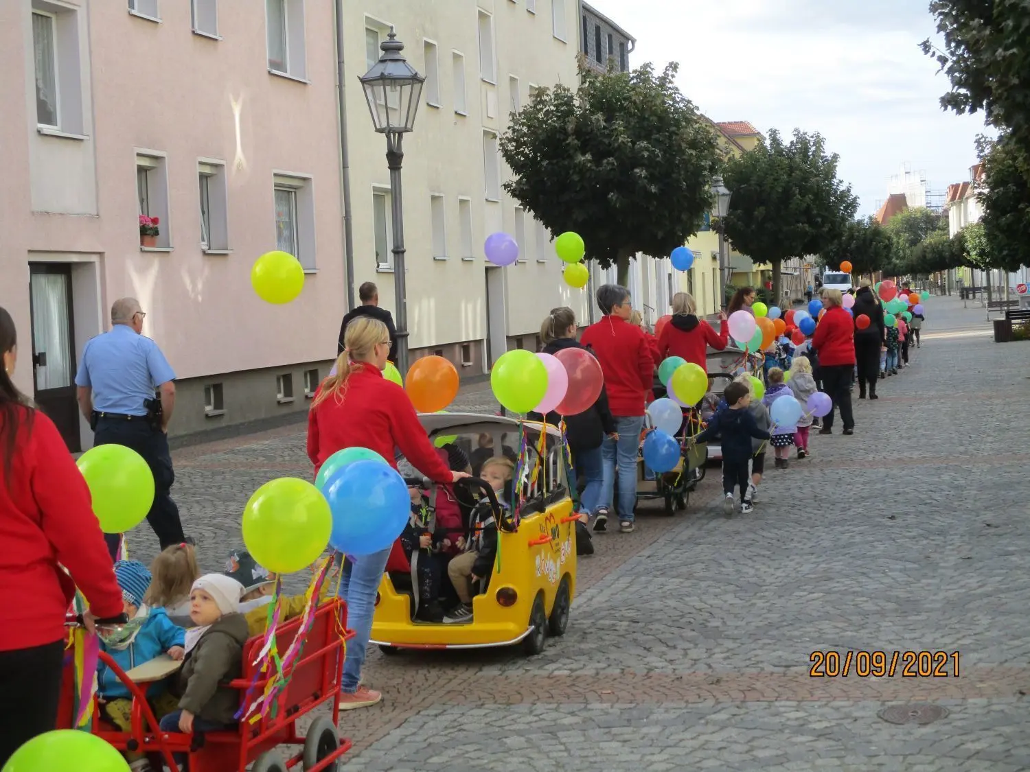 2021: Mit einem feierlichen Umzug haben über 100 Krippen- und Kindergartenkinder der AWO Kita „Marie Juchacz“ Wriezen an den Weltkindertag erinnert.Viele Passanten inklusive Bürgermeister waren sich einig, dass in 2022 wieder das traditionelle Weltkindertagsfest im Herzen der Stadt Wriezen stattfinden muss.