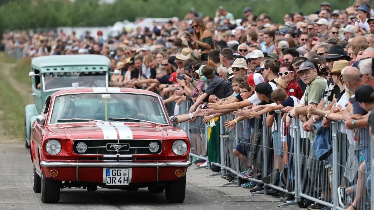 In Windeseile vorbei: Das Rennen auf der 1/8-Meile ist auch diesmal wieder der Höhepunkt des Roadrunners Paradise & Race 61 Festival auf dem Gelände des Luftfahrtmuseums Finowfurt.Das Publikum steht dicht gedrängt hinter der Absperrung.
Roadrunners Paradise & Race 61 Festival 2023 am 01.Juli 2023 auf dem Gelände des Luftfahrtmuseums Finowfurt
