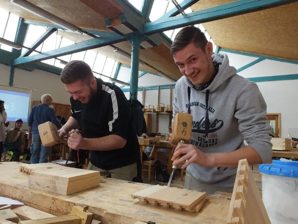 Beim Fürstenwalder Aus- und Weiterbildungszentrum (FAWZ): Justin Bartsch aus Fürstenwalde (links) und Paul Wegner aus Wendisch Rietz lassen sich zu Fachpraktikern für Holzverarbeitung ausbilden.