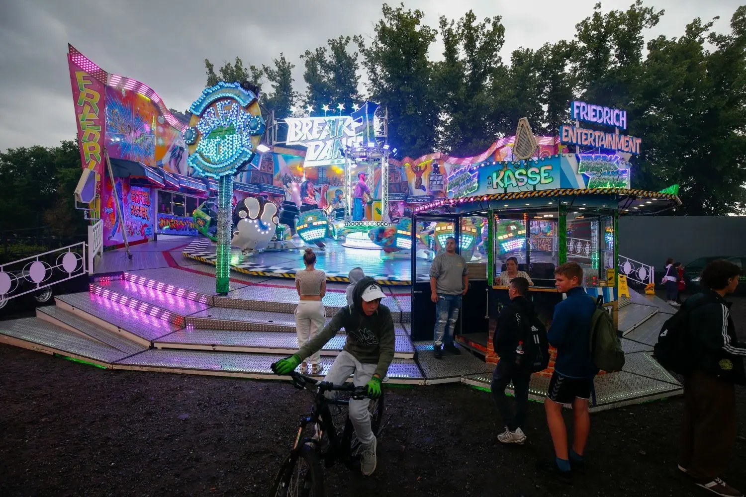 Stadtfest 2023 in Oranienburg - Rummel, Regen, Fahrgeschäfte und jede Menge Musik.