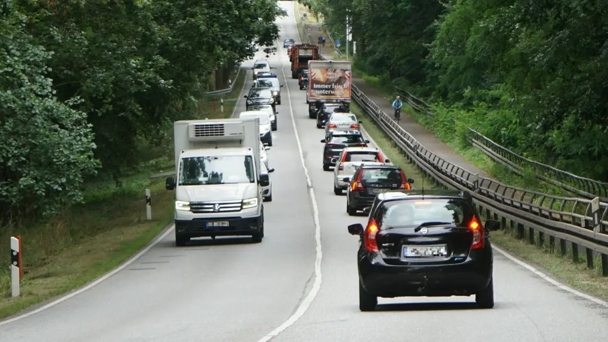 Noch rollt der Verkehr auf der B158 zwischen Blumberg und Ahrensfelde. Ab Montag, 24. Juli, wird die viel befahrene Bundesstraße wegen Bauarbeiten für fünf Wochen gesperrt.
Die Bundesstraße B158 zwischen Blumberg und Ahrensfelde.