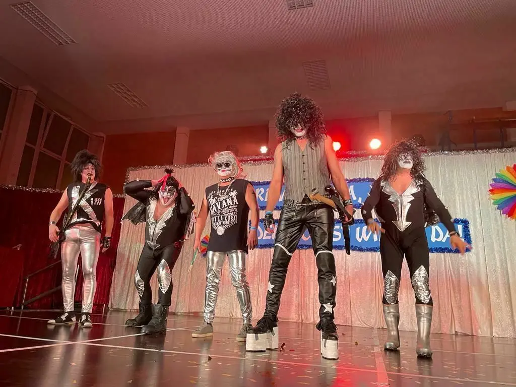 Täuschend echt: Die Jahresendflügelpuppen des KCC traten im Stile der 1973 gegründeten US-Band Kiss auf.