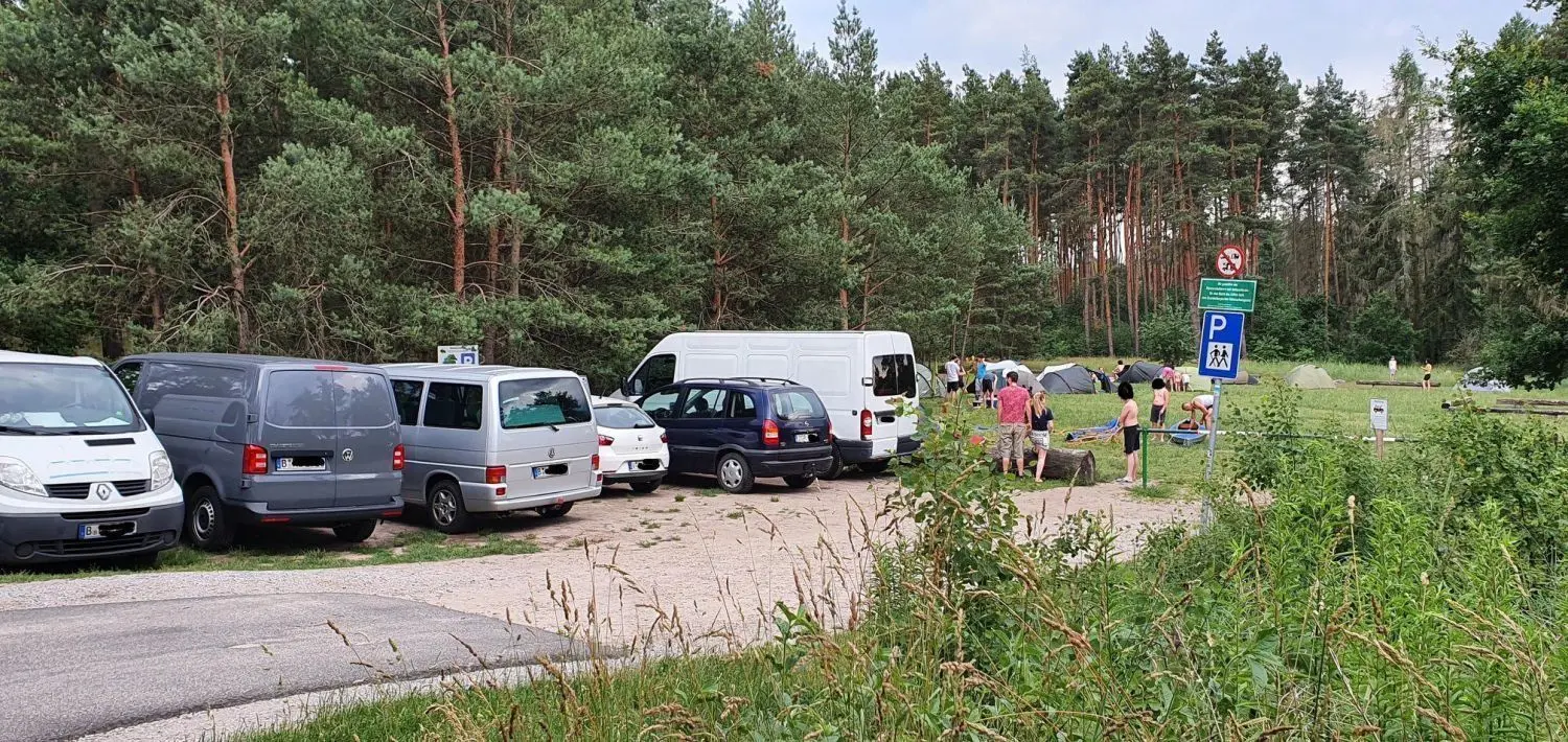 Berliner parken den Wald bei Mönchwinkel zu und zelten auf dem Biwagplatz.