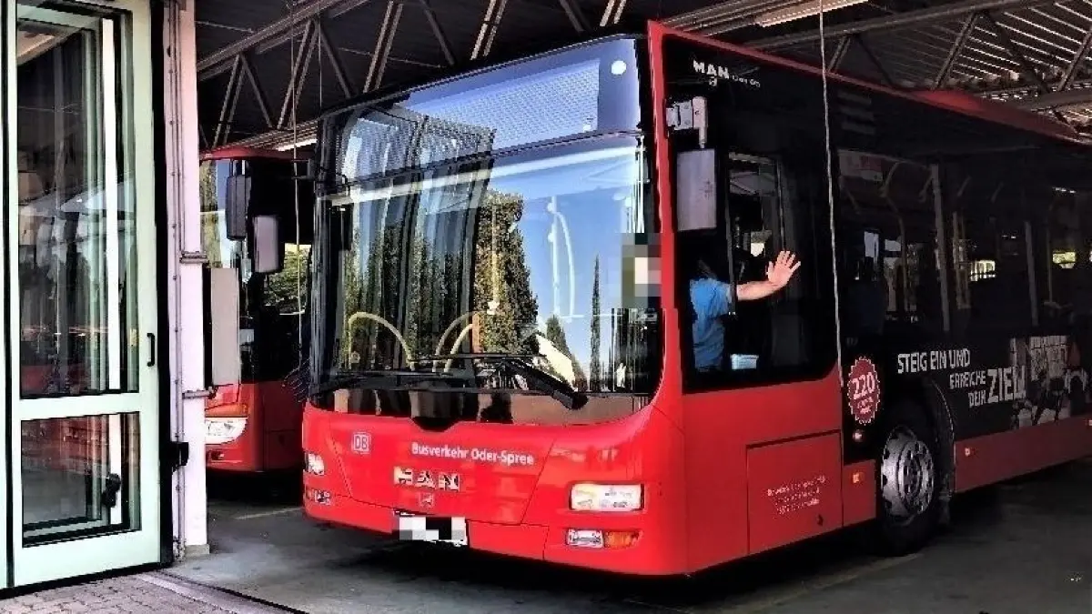 Alle Busse stehen still: Am Freitag (2. Februar) bleiben auch die roten Busse der Busverkehr Oder-Spree GmbH in ihren Depots. Die Busfahrer sind zum Streik aufgerufen. Etliche Fahrten finden in und um Eisenhüttenstadt aber trotzdem statt. Welche sind das? (Archivbild)
Erkner, 11.08.2020 - Bus von BOS - Busverkehr Oder-Spree, Rudolf-Breitscheid-Straße 50, 15537 Erkner
Fahrer: