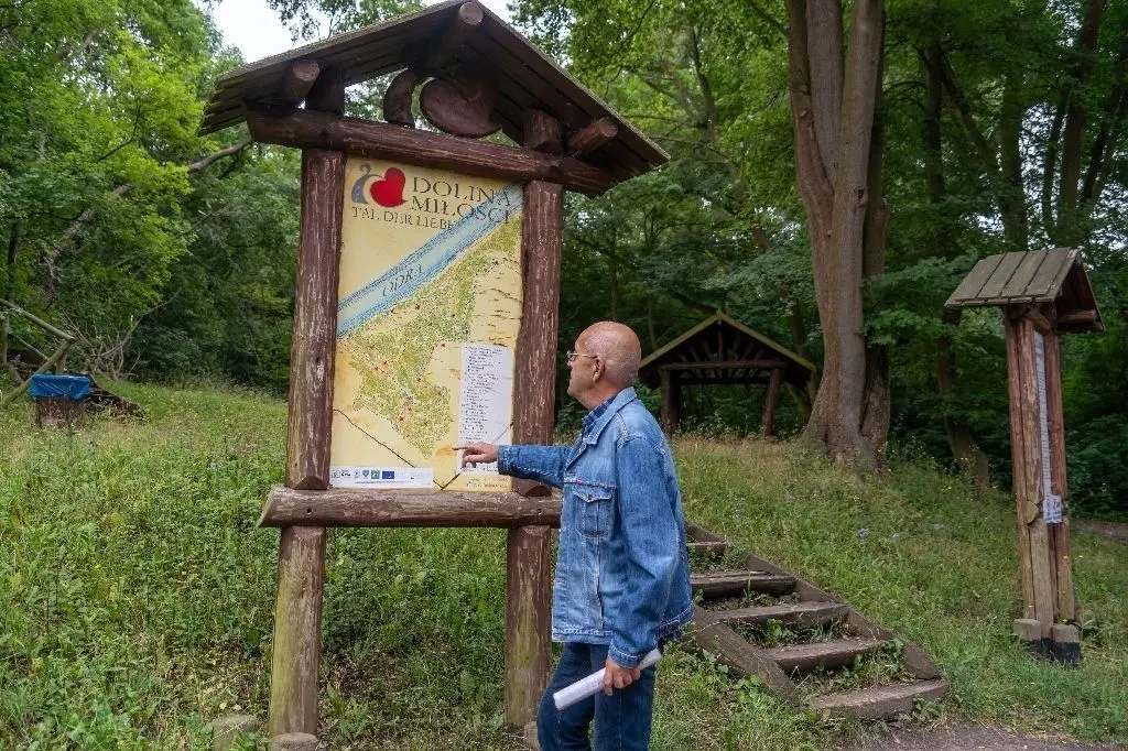 17.07.2020: Wolfgang Pirscher am Eingang zum Tal der Liebe - Das Tal der Liebe ist ein naturalistischer Landschaftspark und liegt zwischen Niederkränig (Krajnik Dolny), Hohen Kränig (Krajnik Górny) und Nieder Saathen (Zatoń Dolna), in der Gemeinde Königsberg i.d.Neumark (Chojna).