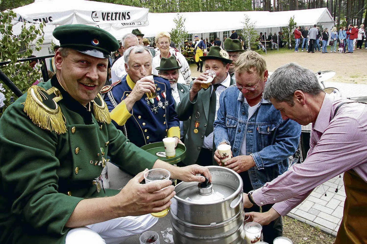 Ab und zu ein Bier: Beim Fest der Fürstenberger Schützenzunft, das seit einigen Jahren gemeinsam mit dem Wasserfest veranstaltet wird, ist das uniformierte Brauchtum fester Bestandteil des Feierns. Der Verein erhält von der Stadt auch in diesem Jahr Förderung. 