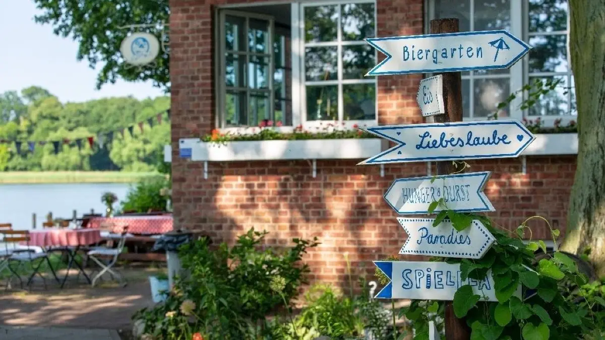 Auf der INSL Kyritz gibt es alles, was das Sommer-Herz begehrt: Tischtennisplatte, Sonnenliegen, Billiardtisch, Sandkasten, Schaukeln, Sitzmöglichkeiten in der Natur, regionales Souvenir-Lädchen, ein kleines Antiquariat und das Herzstück: der Biergarten. Geöffnet: Mi-Fr 12-21 Uhr, Sa 12-17 Uhr, So 12-19 Uhr.