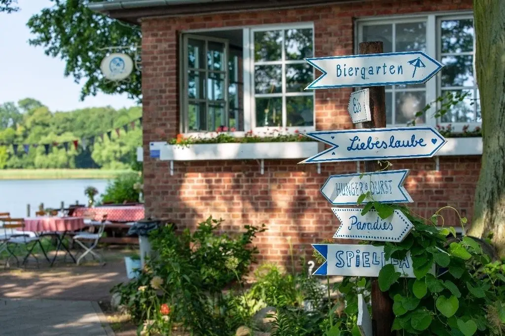 Auf der INSL Kyritz gibt es alles, was das Sommer-Herz begehrt: Tischtennisplatte, Sonnenliegen, Billiardtisch, Sandkasten, Schaukeln, Sitzmöglichkeiten in der Natur, regionales Souvenir-Lädchen, ein kleines Antiquariat und das Herzstück: der Biergarten. Geöffnet: Mi-Fr 12-21 Uhr, Sa 12-17 Uhr, So 12-19 Uhr.