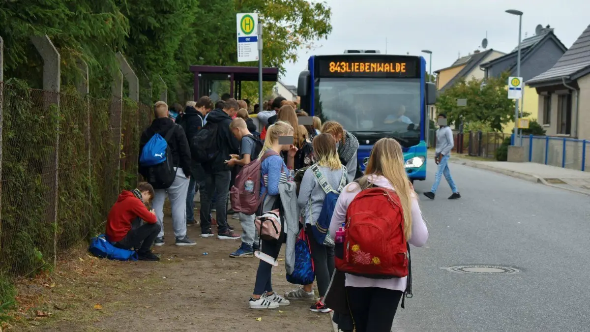 Bleibt ein Streitpunkt zwischen der Stadt Zehdenick und dem Landkreis Oberhavel: die Verlagerung der Bushaltestelle am Schulcampus. Der jetzige Standort an der Verlängerten Ackerstraße wird als ungeeignet angesehen.
Bsushaltestelle Verlängerte Ackerstraße in Zehdenick