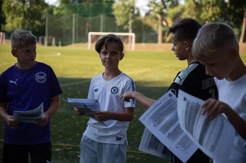 Erste Unterrichtsstunde Fußballklasse: Trainer Sven Griebel mit der Taktiktafel Einstieg: Am ersten Unterrichtstag gab es hauptsächlich theoretische Grundlagen. Kontrolle: Björn Münnich überprüft die Anwesenheitsliste.