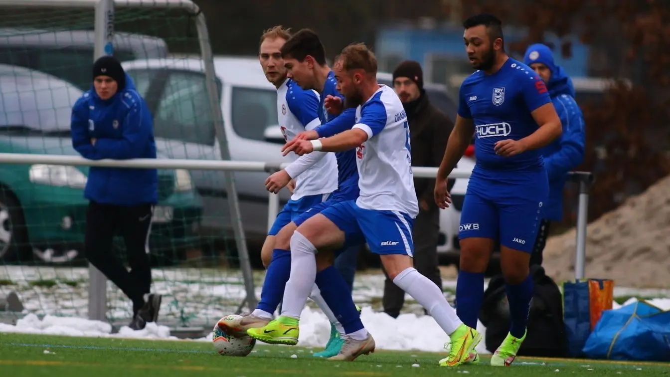 Der MSV siegte am Sonntag in Oranienburg mit 2:0: Neuruppins Trainer Henry Bloch war zufrieden. In dieser Szene wird gerade Hendrik Haack von den OFC-Spielern Mathias Klotsche (links) und David Waclawczyk in die Zange genommen. Auch Testspieler kamen bei den Gästen zum Einsatz, überzeugen konnten jedoch nicht alle.