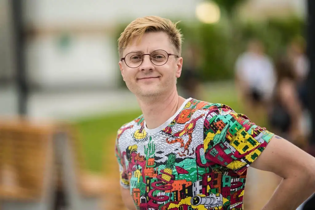 Als Referenten konnten die Grünen aus Hohen Neuendorf und dem Kreistag den polnischen Aktivisten Kacper Kubiak gewinnen. Er wird seine Erlebnisse als offen Schwuler in Polen schildern.