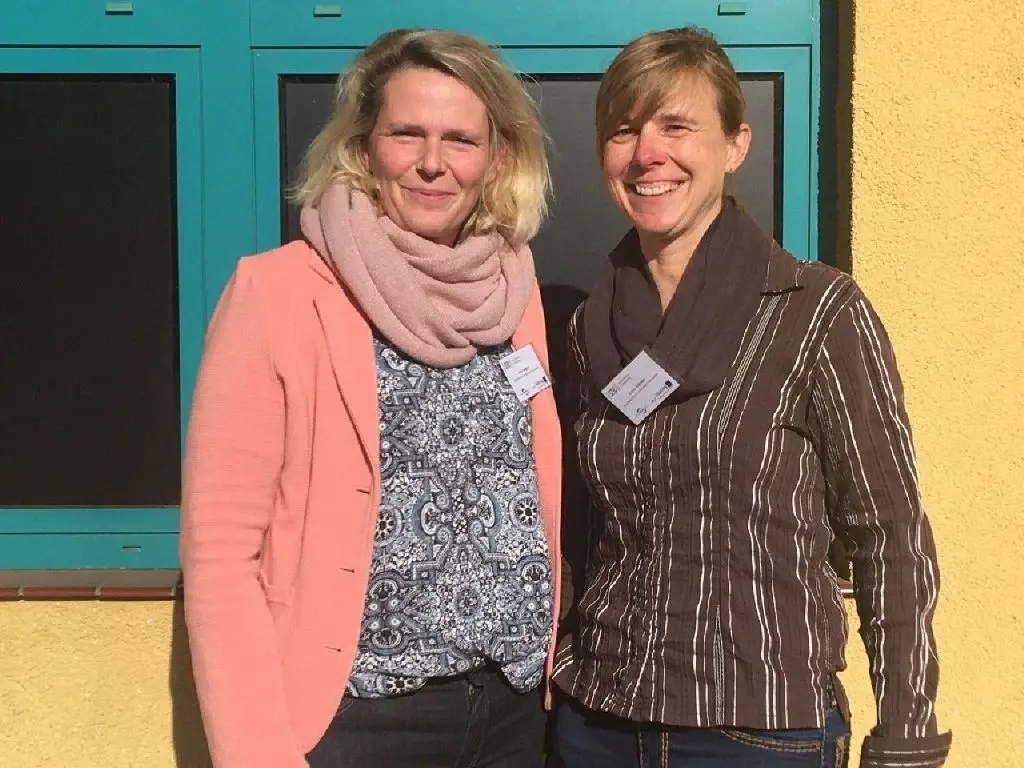 Katrin Krähmke und Anke Wagner (v.l.n.r.) von der Personalabteilung der Großwäscherei in Bad Freienwalde beim Unternehmerforum "Internationale Fachkräftesicherung" der Strausberger Wirtschaftsförderungsgesellschaft STIC und dem Pomerania e.V. in Kostrzyn.