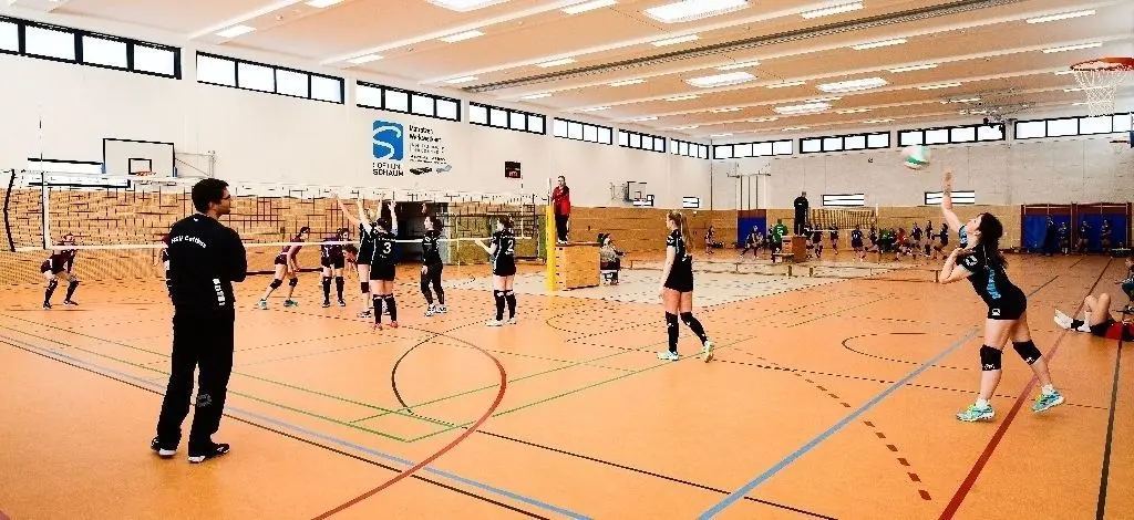 Volleyball total in der Softline-Arena: im Vordergrund der HSV Cottbus gegen den VC Storkow I, hinten die zweite Gastgeber-Mannschaft gegen den Cottbuser VV